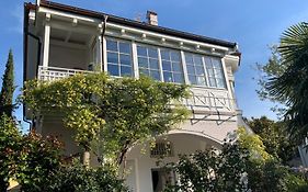 Laurelia Suites